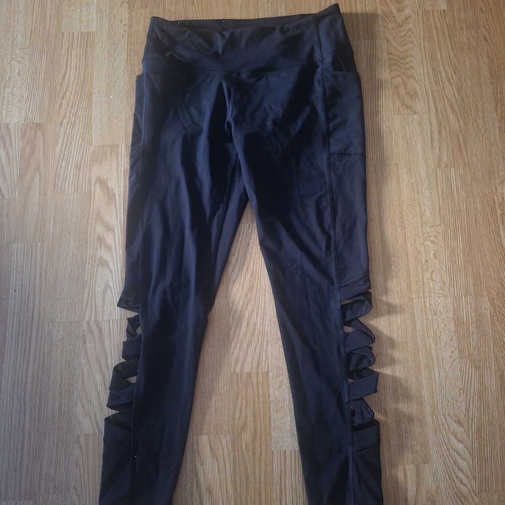 Victoria Sport leggings with criss cross detail and pockets